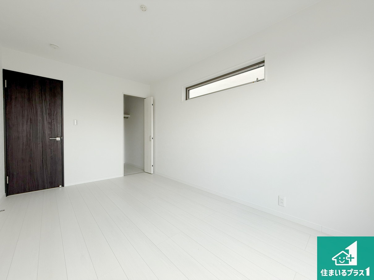 大東市諸福　新築一戸建ての洋室|シンプルな洋室は、自分好みのインテリアが楽しめます♪ご家族とインテリアや家具を選びに行くのは新築購入時の醍醐味の一つです。ぜひお楽しみください♪