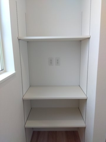 【商談中】八戸市売市の収納|家族構成やライフスタイルが変わっても棚の位置を調整するだけで対応可能。買い置きやストックが増えても、すぐに収納を見直せる柔軟さが魅力。