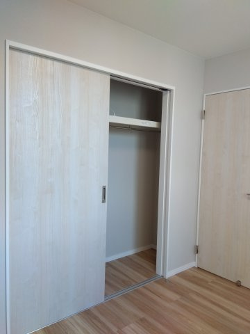 【商談中】八戸市売市の収納|洋室には大きめのクローゼットを完備。衣類や季節物の収納にも便利です。見た目も中身もすっきり整った住空間を実現！