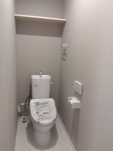 【商談中】八戸市売市のトイレ|飽きのこないシンプルな空間を演出したトイレ。みんなが手洗いしやすい高さに設定。少ない水で効率よく洗浄、ママの家事を軽減します。