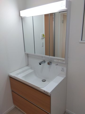 【商談中】八戸市売市の独立洗面台|三面鏡洗面台、見た目がオシャレなだけでなく収納力や姿見として使えるといった機能面も優れている点が特徴。