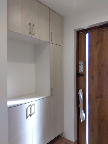 【商談中】八戸市売市の玄関|収納力抜群、コの字型の構造によりたっぷり収納スペースを確保。ご家族全員の靴はもちろん、季節物や来客用スリッパもすっきり収納。