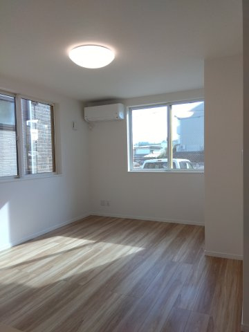 【商談中】八戸市売市の居間・リビング|ダイニングとリビングをゆったり使い分けられる14.54帖LDK、広々としたLDKは、ご家族のくつろぎけられ、家具の配置も自由自在。自然光が差し込む開放的な空間で、快適な毎日を過ごせます。
