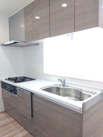 【商談中】八戸市売市のキッチン|家事楽&スッキリ収納！スペースを有効活用した収納設計（ソフトスライド式・吊戸棚）、整理整頓がしやすくキッチンが常に清潔に保てます。