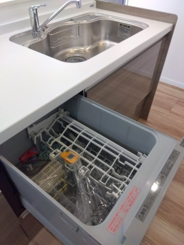 【商談中】八戸市売市のキッチン|５人用食器洗い乾燥機。家事の軽減だけでなく、手洗いに比べて使用水量が約1/7と経済的です。