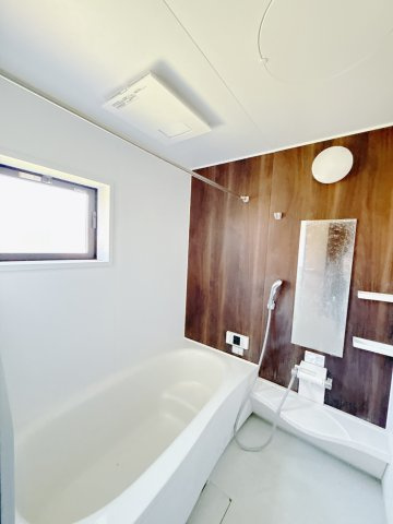 【中古戸建】伊勢崎市八坂町の浴室|■浴室｜1日の疲れを癒せるお風呂♪足がのばせるほど広いお風呂にはエコベンチも搭載！小さいお子様も浅いベンチに座り一緒にお風呂へ入れます♪浴室暖房乾燥機付きなので洗濯物も乾かせます。