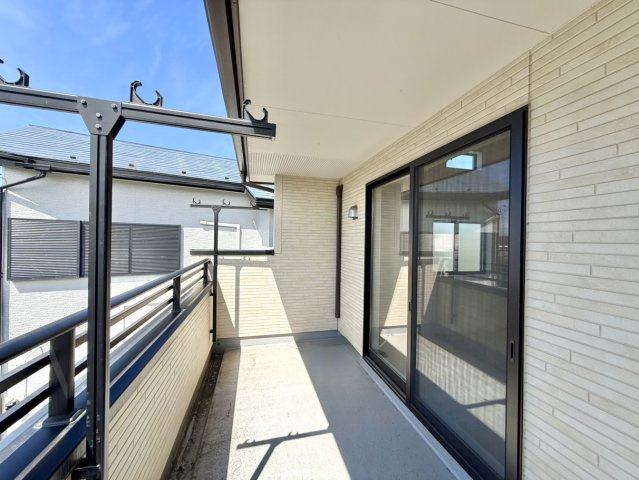 【中古戸建】伊勢崎市八坂町のバルコニー|■バルコニー｜普通のバルコニーより広い仕様のバルコニー。洗濯物やお布団だけでなく雨の日にたまった洗濯物はもちろん、プランターを置くことで家庭菜園も可能です♪