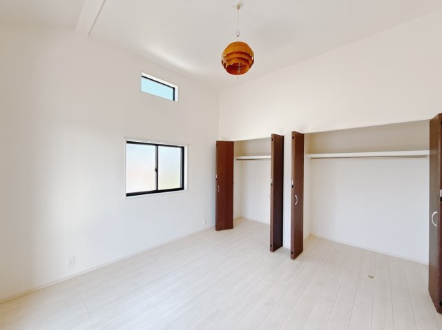 【中古戸建】伊勢崎市八坂町の寝室|■主寝室｜広い寝室ならインテリアも自由自在にお楽しみいただけます♪お外から帰ってきた後は寝室でゆっくり自分の時間をお過ごしください。