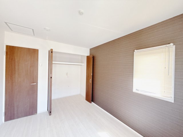 【中古戸建】伊勢崎市八坂町の洋室|■2階洋室｜2階各居室には収納をご用意しています♪常にお部屋を綺麗に保てます！小さなお子様も自然とお片付けができるようになるのでうれしいですよね！