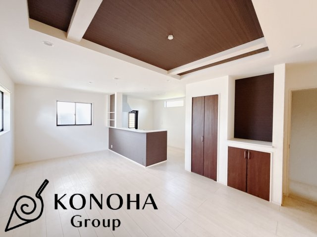 【中古戸建】伊勢崎市八坂町の居間・リビング|■リビング｜窓から射し込む陽射しが縦横に広がり、あたたかな空間が形づくられています。ここはご家族の笑顔集まる憩いの空間です( ＾＾ )