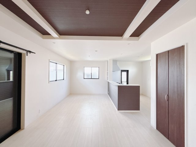 【中古戸建】伊勢崎市八坂町の居間・リビング|■リビング｜陽当たり良好のリビングダイニング♪賃貸では叶わなかった、お友達とのホームパーティや大音量で映画やテレビを楽しむことができます(*^^*)