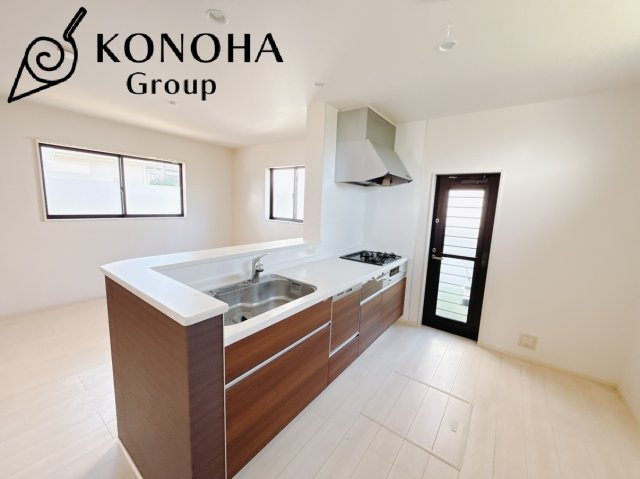 【中古戸建】伊勢崎市八坂町のキッチン|■キッチン｜ワークトップ下には、圧力鍋やパスタ鍋などのかさばる調理器具もラクラク収納可能なスライド収納！ものが溢れがちなキッチン回りもスッキリきれいに管理ができます♪