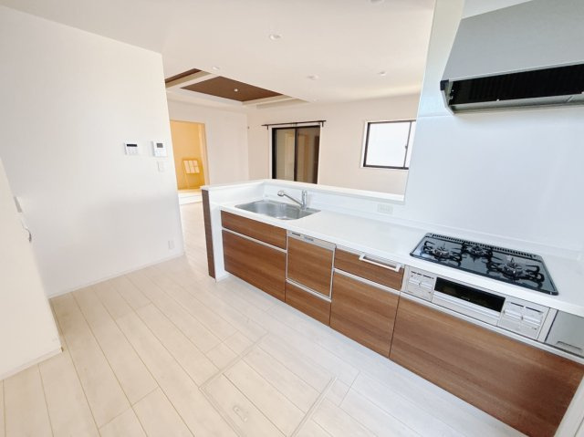 【中古戸建】伊勢崎市八坂町のキッチン|■キッチン｜大きなお鍋や調理用具のも出し入れラクラクな収納がたっぷり！毎日使う場所だからこそ、無理のない姿勢で作業できるのは嬉しいポイントですね(*＾＾*)♪