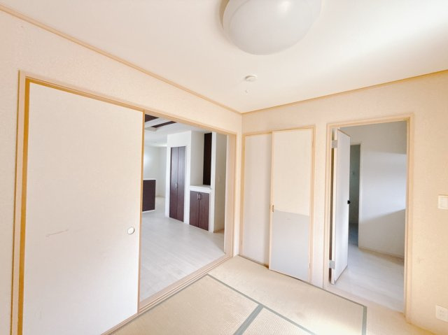 【中古戸建】伊勢崎市八坂町の和室|■1階和室｜意外と場所をとるアイロンがけや、お洗濯物を畳むときにも広々と使うことができ、ちょっと一休みしたいとき、すぐに横になれるのも魅力です♪