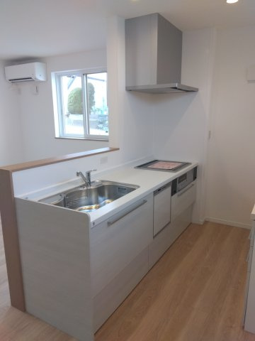 【新築建売住宅】八戸市根城２丁目のキッチン|システムキッチン。家事の軽減はもちろん、水や光熱費の節約に食器洗い乾燥機付き。