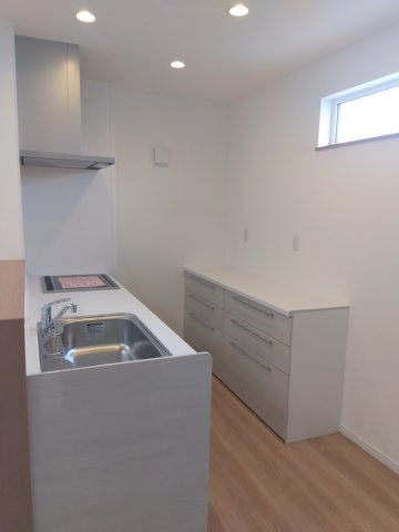 【新築建売住宅】八戸市根城２丁目のキッチン|無彩色で統一した、清潔感と上質さを感じるキッチン空間、料理時間を心地よくしてくれます♪