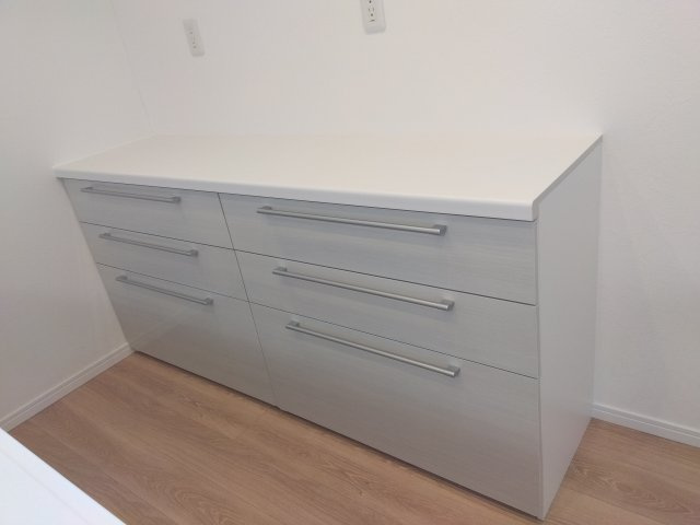 【新築建売住宅】八戸市根城２丁目の収納|大容量のカップボード。やさしく静かに閉まる「ソフトスライド」を採用（閉まる手前でクッションが効き、ゆっくりと閉まる機能）