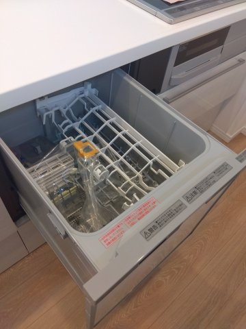 【新築建売住宅】八戸市根城２丁目の設備|５人用食器洗い乾燥機。家事の軽減だけでなく、手洗いに比べて使用水量が約1/7と経済的です。