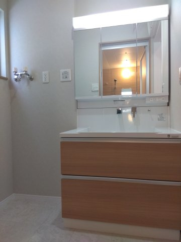 【新築建売住宅】八戸市根城２丁目の独立洗面台|取り出しやすい全引出タイプ。三面鏡洗面台は、見た目がオシャレなだけでなく収納力や姿見として使えるといった機能面も優れている点が特徴。ボウル周辺にはステップを設けアクセサリーなどが滑り落ちるのを防ぎます