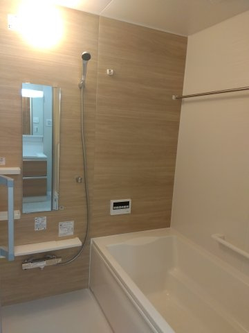 【新築建売住宅】八戸市根城２丁目の浴室|追い炊き機能付き浴室暖房乾燥機。冬場の寒さによる身体への負担を軽減し快適なバスタイムを実現するとともに、洗濯物の室内干しでもしっかり乾かせる浴室用乾燥機です。梅雨や花粉対策に！