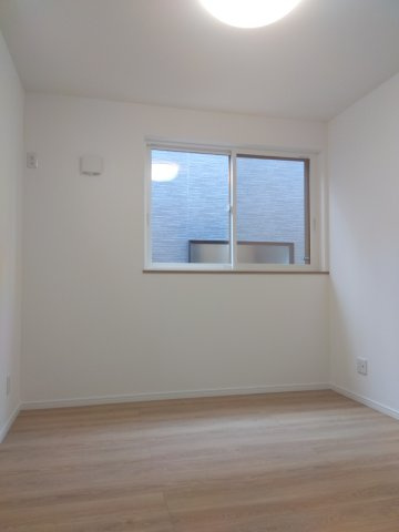 【新築建売住宅】八戸市根城２丁目の洋室|2階洋室：全部屋照明・ウォークインクローゼット付き