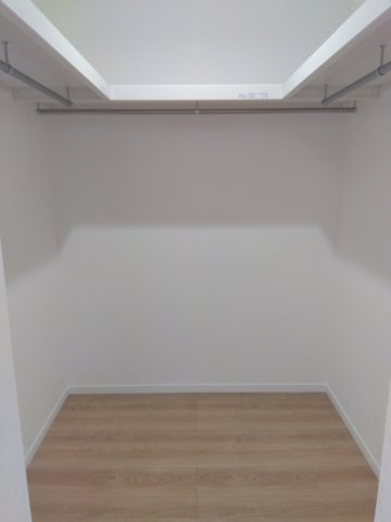 【新築建売住宅】八戸市根城２丁目の収納|２階洋室：ウォークインクローゼット、収納が多いことで物をしまう場所を確保し家の中を広々と快適に暮らすことができます。