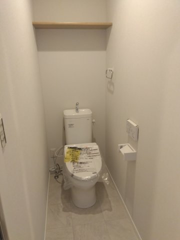 ※商談中※【新築建売住宅】八戸市根城２丁目のトイレ|1F：飽きのこないシンプルモダンな空間を演出したトイレ。みんなが手洗いしやすい高さに設定。少ない水で効率よく洗浄、ママの家事を軽減します。