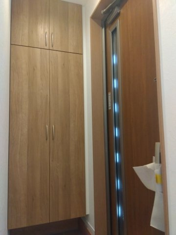 【新築建売住宅】八戸市根城２丁目の玄関|天井までたっぷり収納スペースを確保。ご家族全員の靴はもちろん、季節物や来客用スリッパもすっきり収納。
