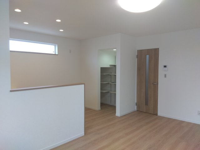 【新築建売住宅】八戸市根城２丁目の居間・リビング|LDKには人気の対面キッチンを採用。料理中でも家族との会話が楽しめる開放的な設計で、お子さまの様子を見守りながら安心して家事ができます。リビングとの一体感があり、家族みんなが自然と集まる空間です。