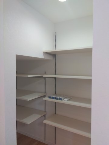 【新築建売住宅】八戸市根城２丁目の収納|パントリーには、食品や飲み物のストックだけでなく、キッチン用品、災害用保存食の備蓄など何でもしまっておけるため便利な空間です。