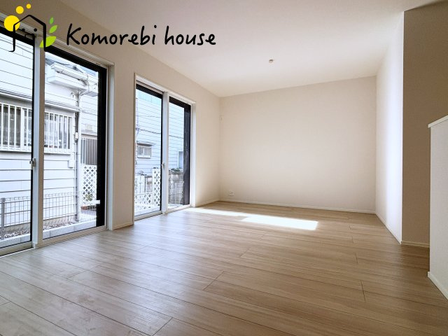 さいたま市西区三橋　第1期　新築一戸建て　リナージュ　01の居間・リビング|窓が2つあるので自然光を取り入れられる15.5帖のLDKです