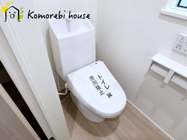 さいたま市西区三橋　第1期　新築一戸建て　リナージュ　01のトイレ|窓があるトイレです