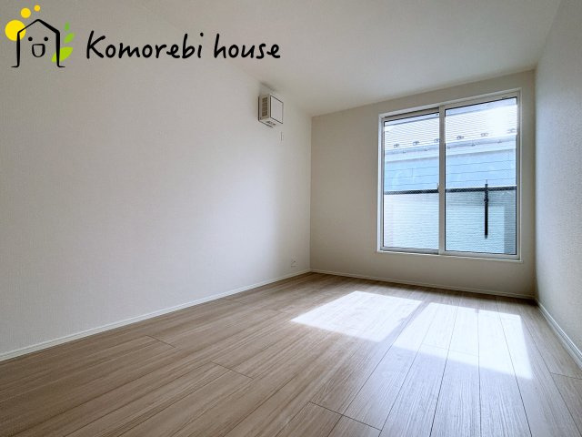 さいたま市西区三橋　第1期　新築一戸建て　リナージュ　01の寝室|光が差し込む7.5帖の洋室です