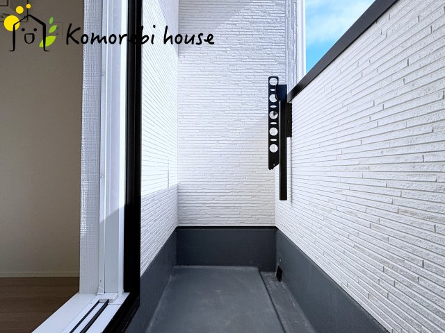 さいたま市西区三橋　第1期　新築一戸建て　リナージュ　01のバルコニー|急な雨にも洗濯物が濡れないインナーバルコニーです