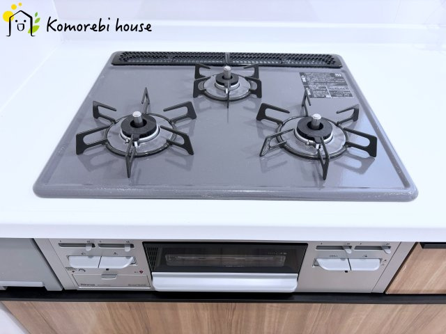 さいたま市西区三橋　第1期　新築一戸建て　リナージュ　01のキッチン|3口コンロです