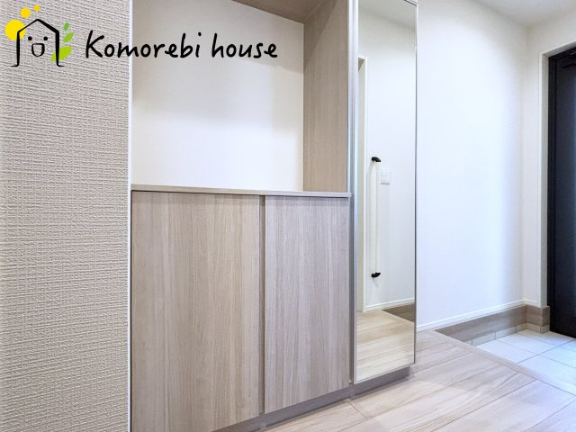 さいたま市西区三橋　第1期　新築一戸建て　リナージュ　01の収納|鏡が付いているのでお出かけ前の全身チェックができるシューズボックスです