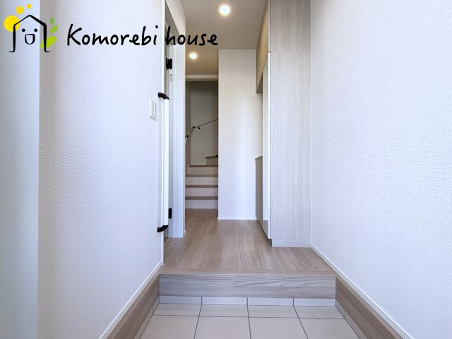 さいたま市西区三橋　第1期　新築一戸建て　リナージュ　01の玄関|外側から見た玄関はホワイトの壁が空間を明るく感じさせます