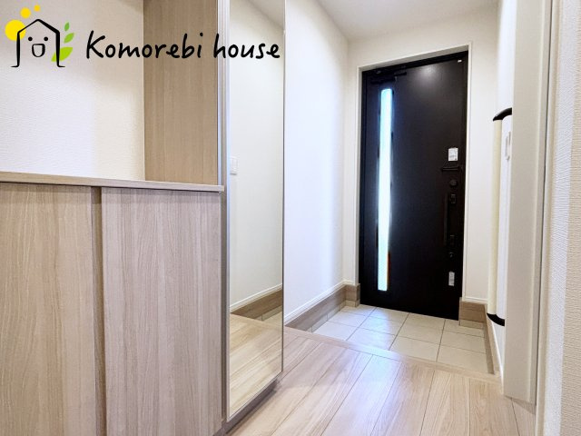 さいたま市西区三橋　第1期　新築一戸建て　リナージュ　01の玄関|室内から見たシックな玄関は引き締まります