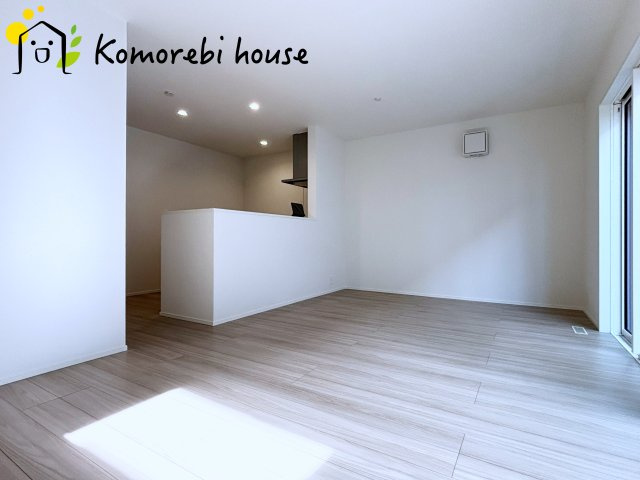 さいたま市西区三橋　第1期　新築一戸建て　リナージュ　01の居間・リビング|15.5帖のLDKはキッチンからも様子が伺えます