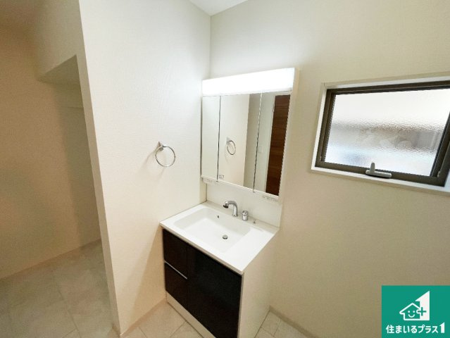 枚方市渚栄町　第4期　新築一戸建ての独立洗面台|清潔感のある洗面台です。フラットな鏡は掃除がしやすく毎日清潔！鏡裏には収納があるのでスッキリとした洗面台が保てます。