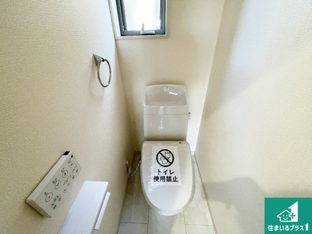 枚方市渚栄町　第4期　新築一戸建てのトイレ|1・2階の2ヶ所にあるので、朝の忙しい時間の順番待ちもなく、深夜の利用にも大変便利です。
