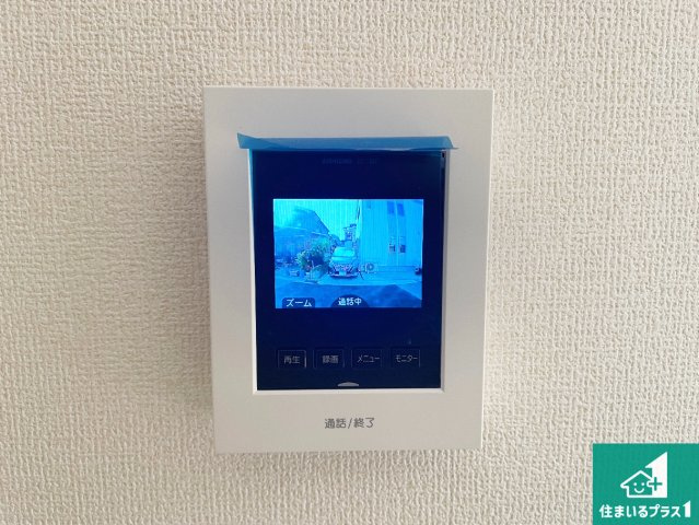 枚方市渚栄町　第4期　新築一戸建ての防犯設備|カラーモニターインターホン！声だけでなく来訪者の姿や顔がモニターで確認できるので、小さなお子様がいらっしゃるご家庭でも安心できます！