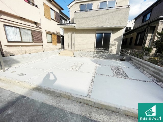 枚方市渚栄町　第4期　新築一戸建ての駐車場|並列２台駐車可能！ゆとりの駐車スペースで車庫入れもスムーズ！

