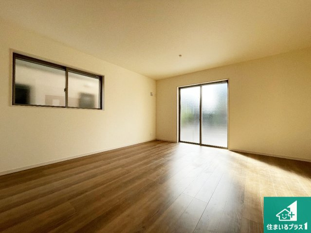 枚方市渚栄町　第4期　新築一戸建ての居間・リビング|日当たり良好の明るいリビングで朝の目覚めもスッキリできそう！対面キッチンでご家族のコミュニケーションも自然と増える設計！小さなお子様が遊ぶスペースを作っても広々とくつろげるLDK！