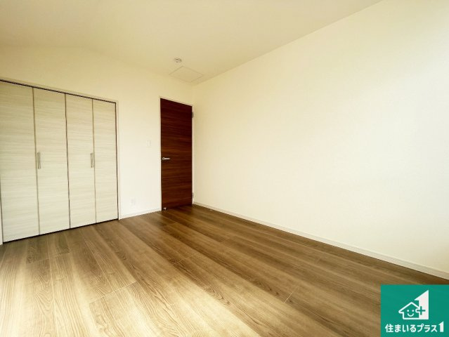 枚方市渚栄町　第4期　新築一戸建ての洋室|シンプルな洋室は、自分好みのインテリアが楽しめます♪ご家族とインテリアや家具を選びに行くのは新築購入時の醍醐味の一つです。ぜひお楽しみください♪