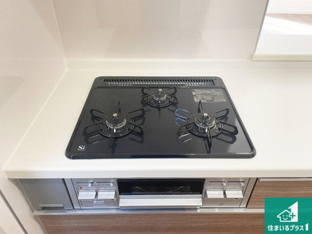 枚方市渚栄町　第4期　新築一戸建ての設備|ダブル高火力Ｓｉセンサー付きコンロ！３口あるので、まとめて料理をする時も大活躍！