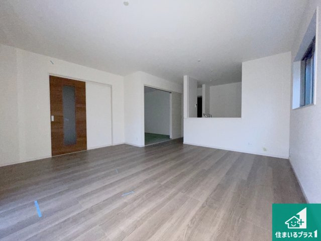 枚方市渚栄町　第4期　新築一戸建ての居間・リビング|日当たり良好の明るいリビングで朝の目覚めもスッキリできそう！対面キッチンでご家族のコミュニケーションも自然と増える設計！小さなお子様が遊ぶスペースを作っても広々とくつろげるLDK！