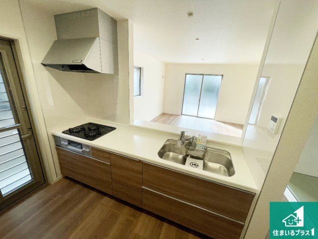 枚方市渚栄町　第4期　新築一戸建てのキッチン|子供を見守りながらお料理が出来るため家族のコミュニケーションか増えます♪スペースが広く確保されている為お子様が大きくなったときは一緒に料理を楽しめます♪