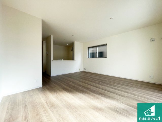 枚方市渚栄町　第4期　新築一戸建ての洋室|リビングと統一感があり、使い勝手のいいキッチン。広々としているので、二人並んで作業が出来ちゃいます。お子様と一緒に色々なお料理に挑戦できるスペースがあります。