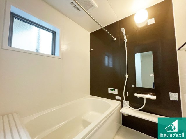 枚方市渚栄町　第4期　新築一戸建ての浴室|足をゆったり伸ばして寛げる浴槽です。窓が設けられていますので差し込む光が明るく穏やかな雰囲気にしてくれます♪浴室乾燥機も設置しているので、雨の日の洗濯物も安心です♪